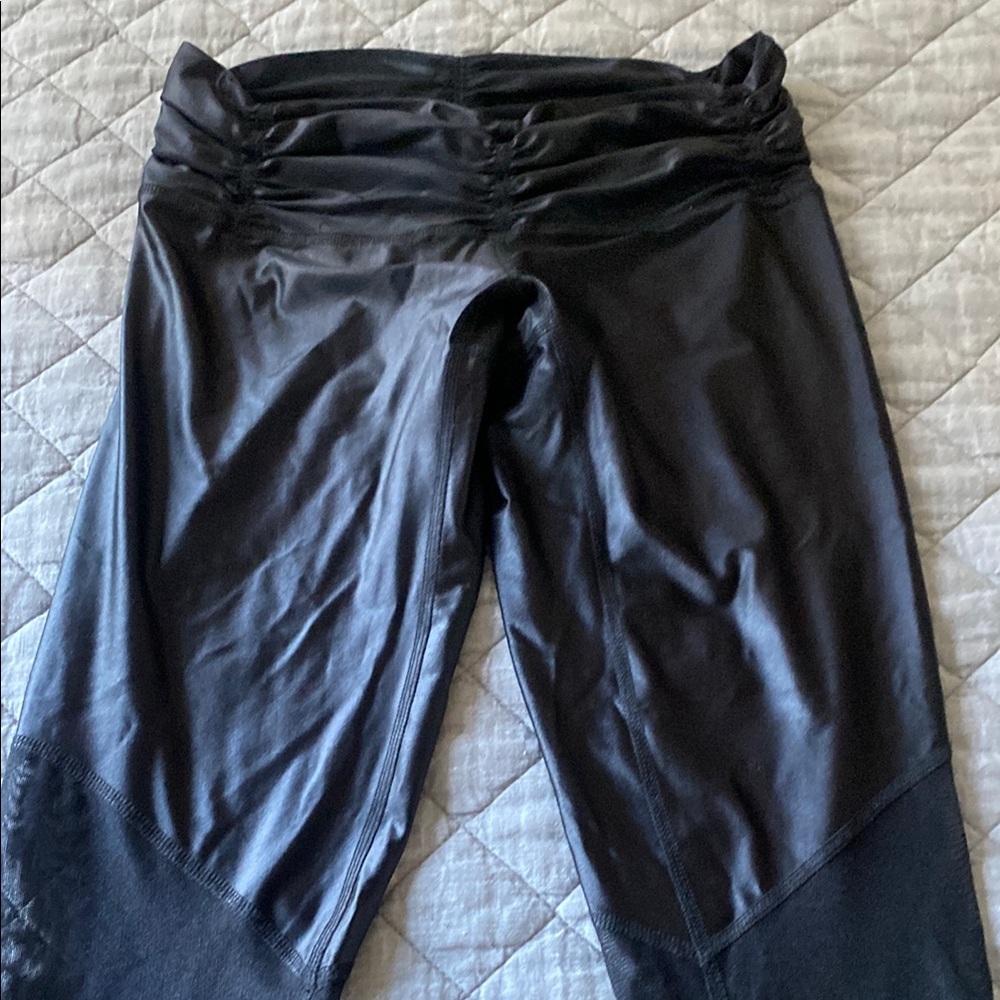 Gorgeous leggings with mesh details , cropped , rushing at the top waist
